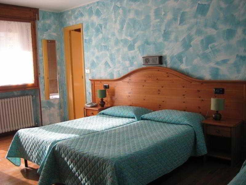Hotel Holiday Debili Саузе-д'Ульс Экстерьер фото