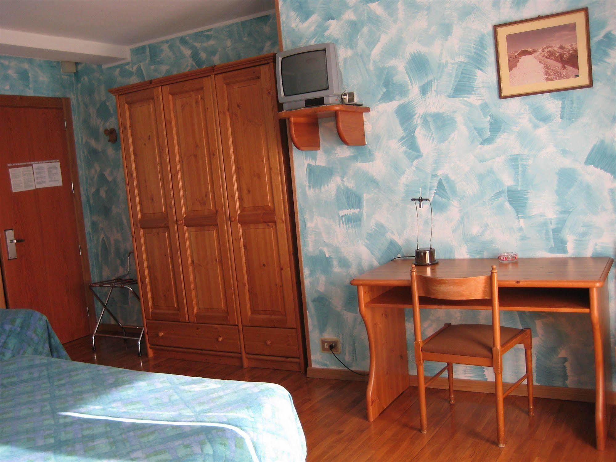 Hotel Holiday Debili Саузе-д'Ульс Экстерьер фото